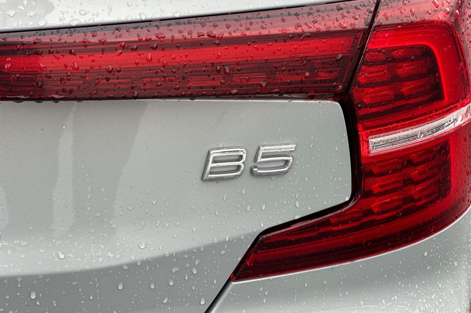 2024 Volvo S60 B5 Plus Dark Theme