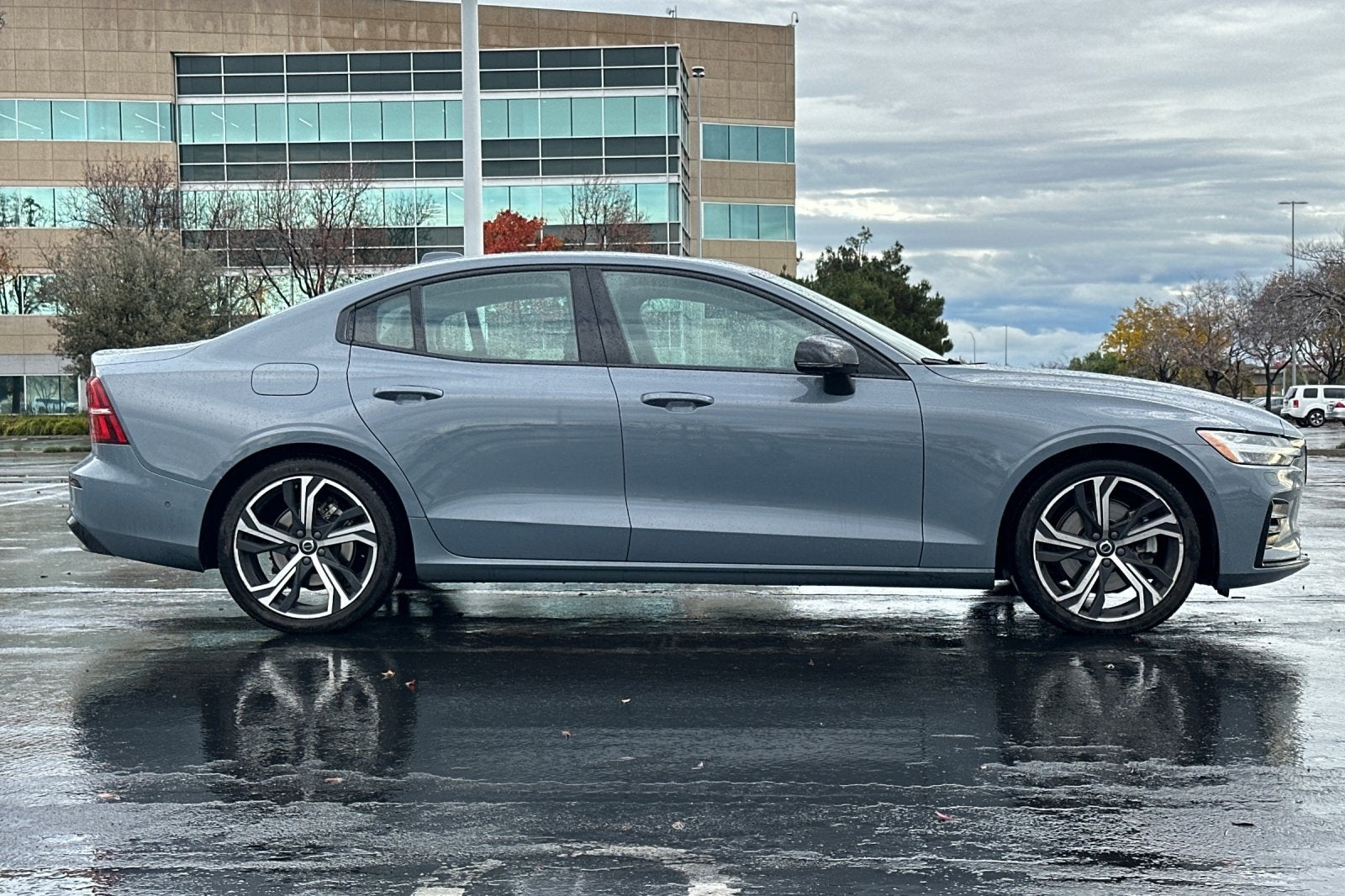 2024 Volvo S60 B5 Plus Dark Theme