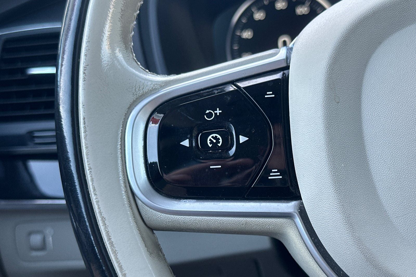 2019 Volvo XC90 T6 Momentum