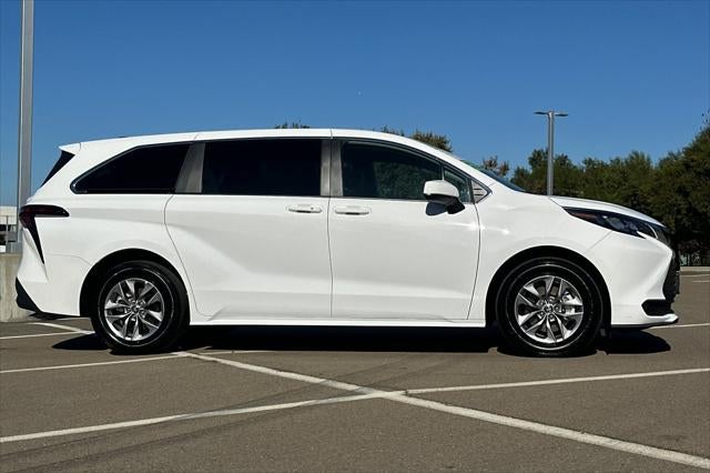 2026 Toyota Sienna LE 8 Passenger