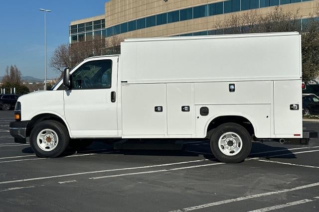 2025 Chevrolet Express Cutaway 3500 Base