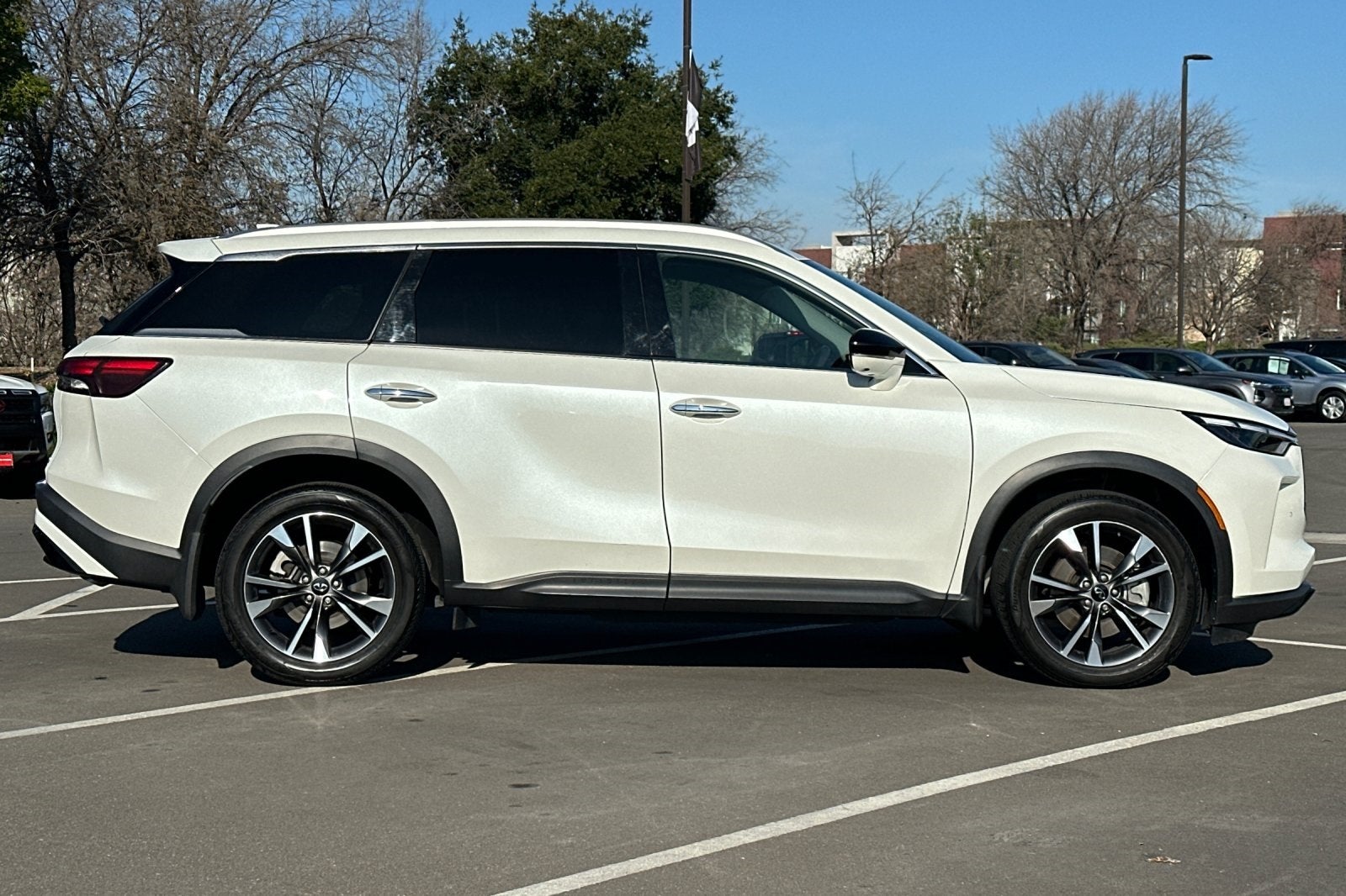 2023 INFINITI QX60 LUXE