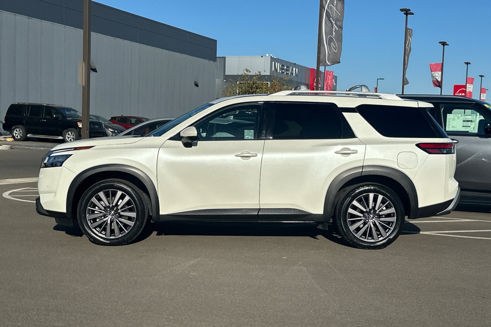 2023 Nissan Pathfinder SL